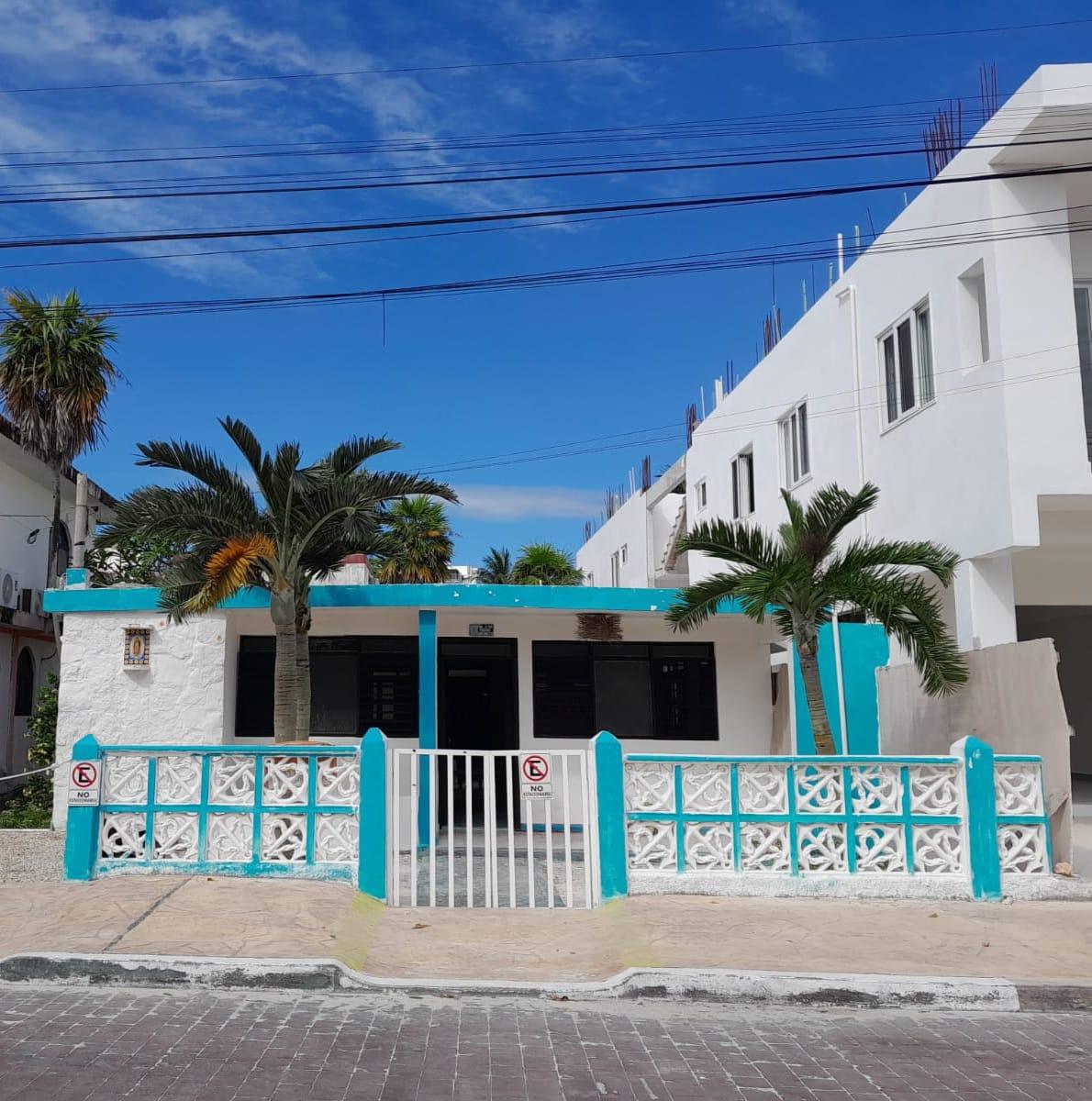 Casa semiamueblada de 2 recámaras a una cuadra de la playa