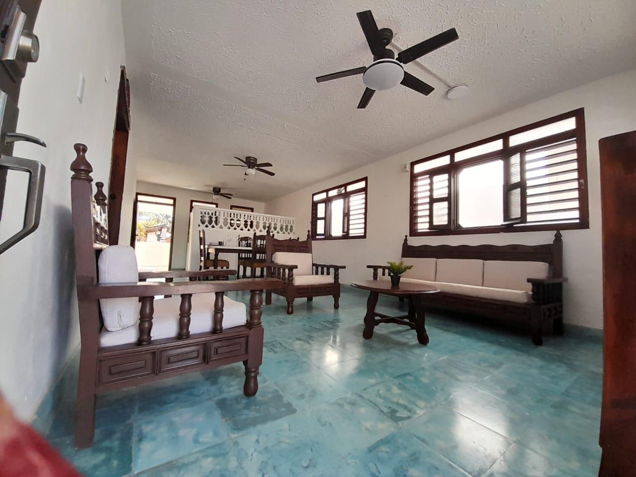 Casa semiamueblada de 2 recámaras a una cuadra de la playa