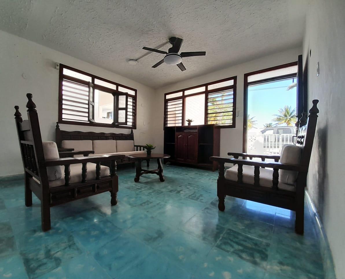 Casa semiamueblada de 2 recámaras a una cuadra de la playa