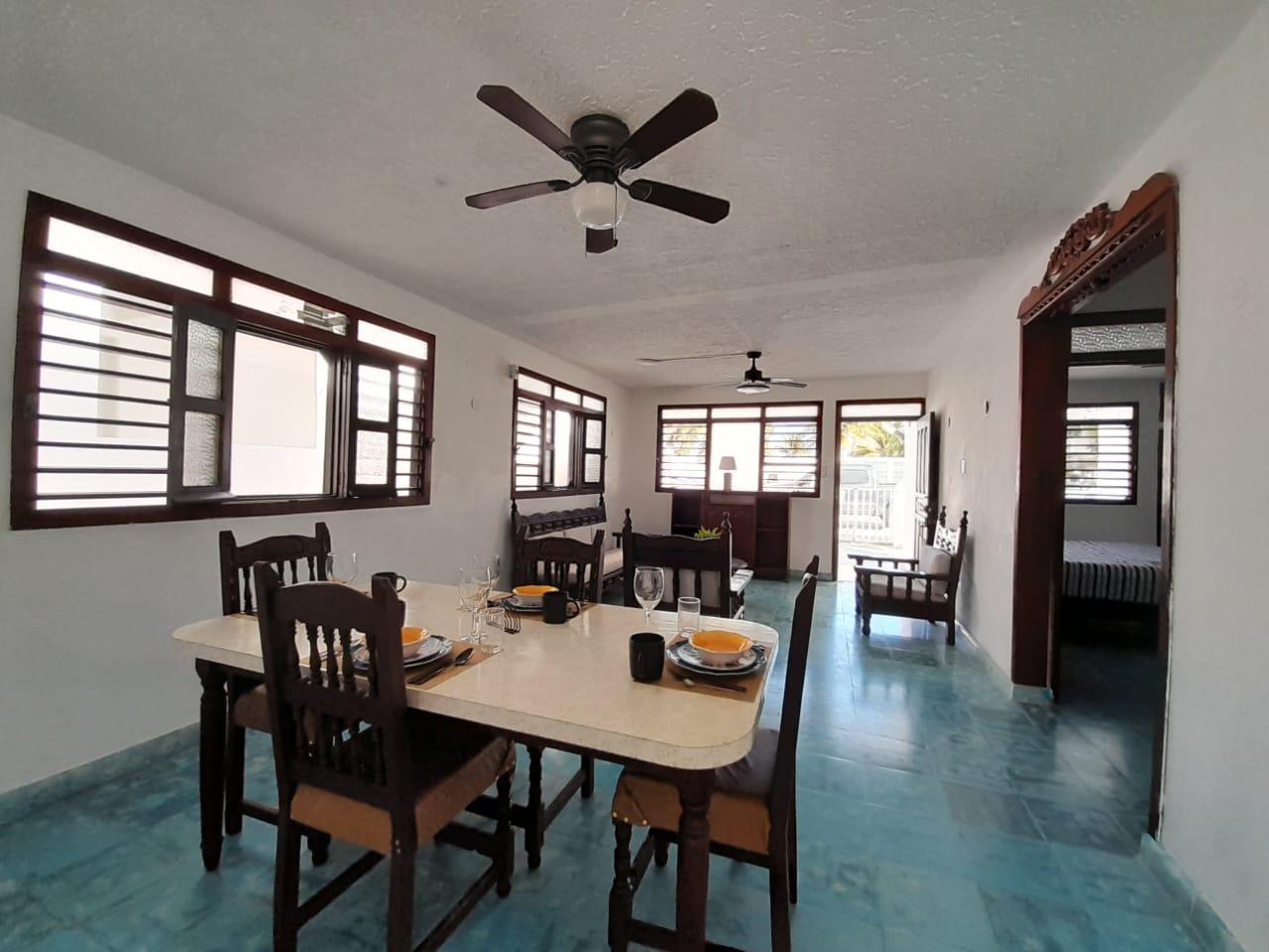 Casa semiamueblada de 2 recámaras a una cuadra de la playa