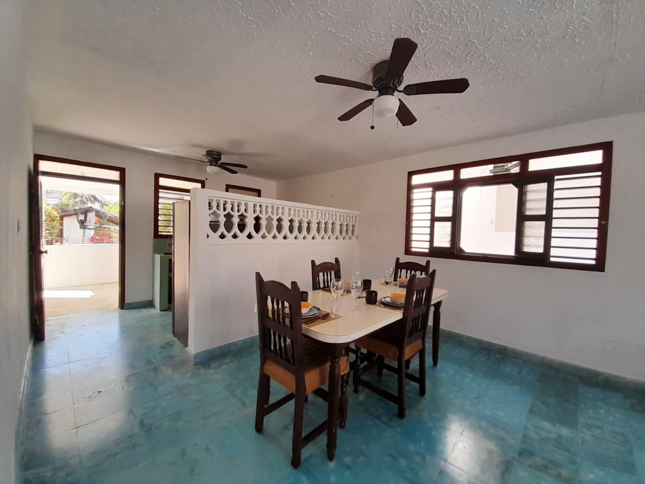 Casa semiamueblada de 2 recámaras a una cuadra de la playa