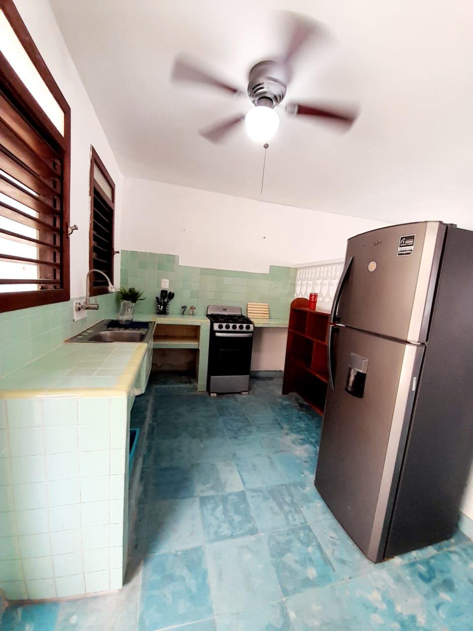Casa semiamueblada de 2 recámaras a una cuadra de la playa