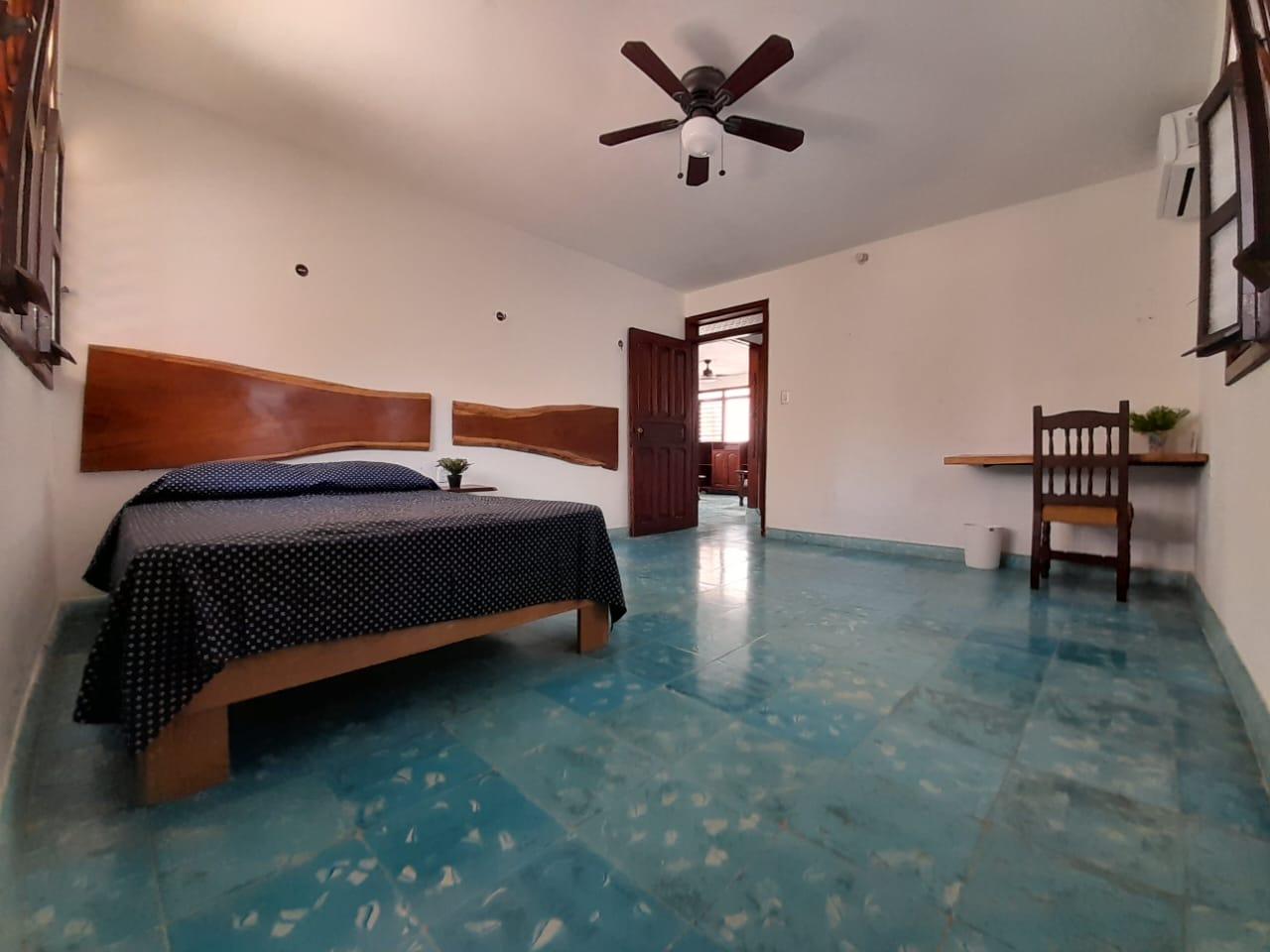 Casa semiamueblada de 2 recámaras a una cuadra de la playa