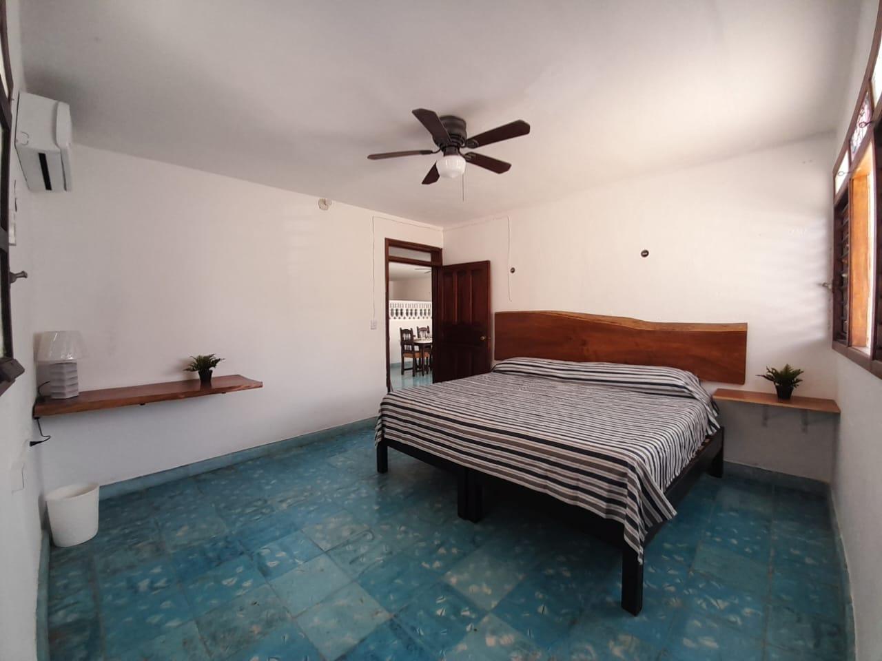 Casa semiamueblada de 2 recámaras a una cuadra de la playa