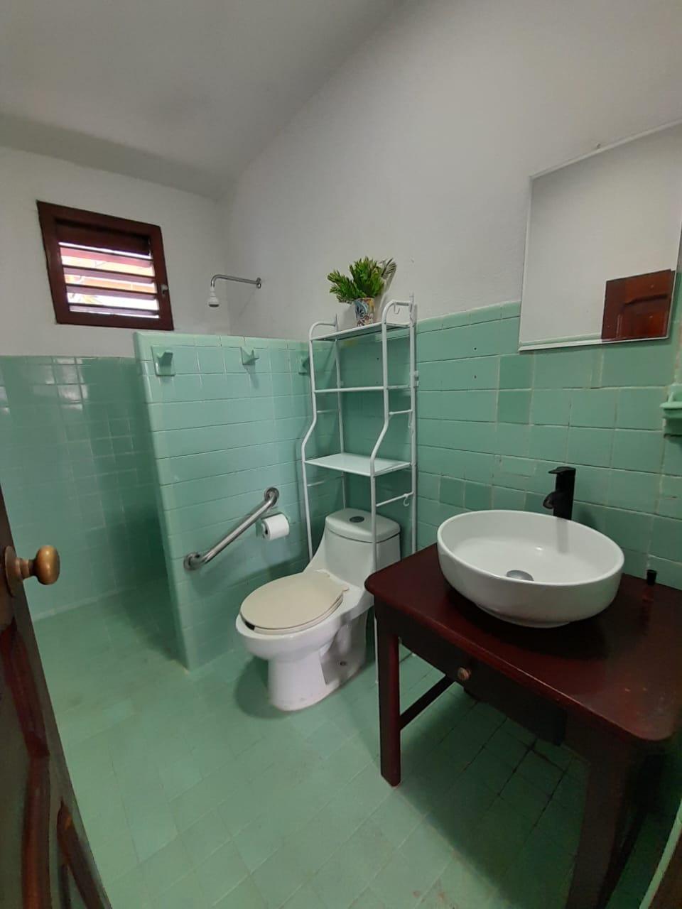 Casa semiamueblada de 2 recámaras a una cuadra de la playa
