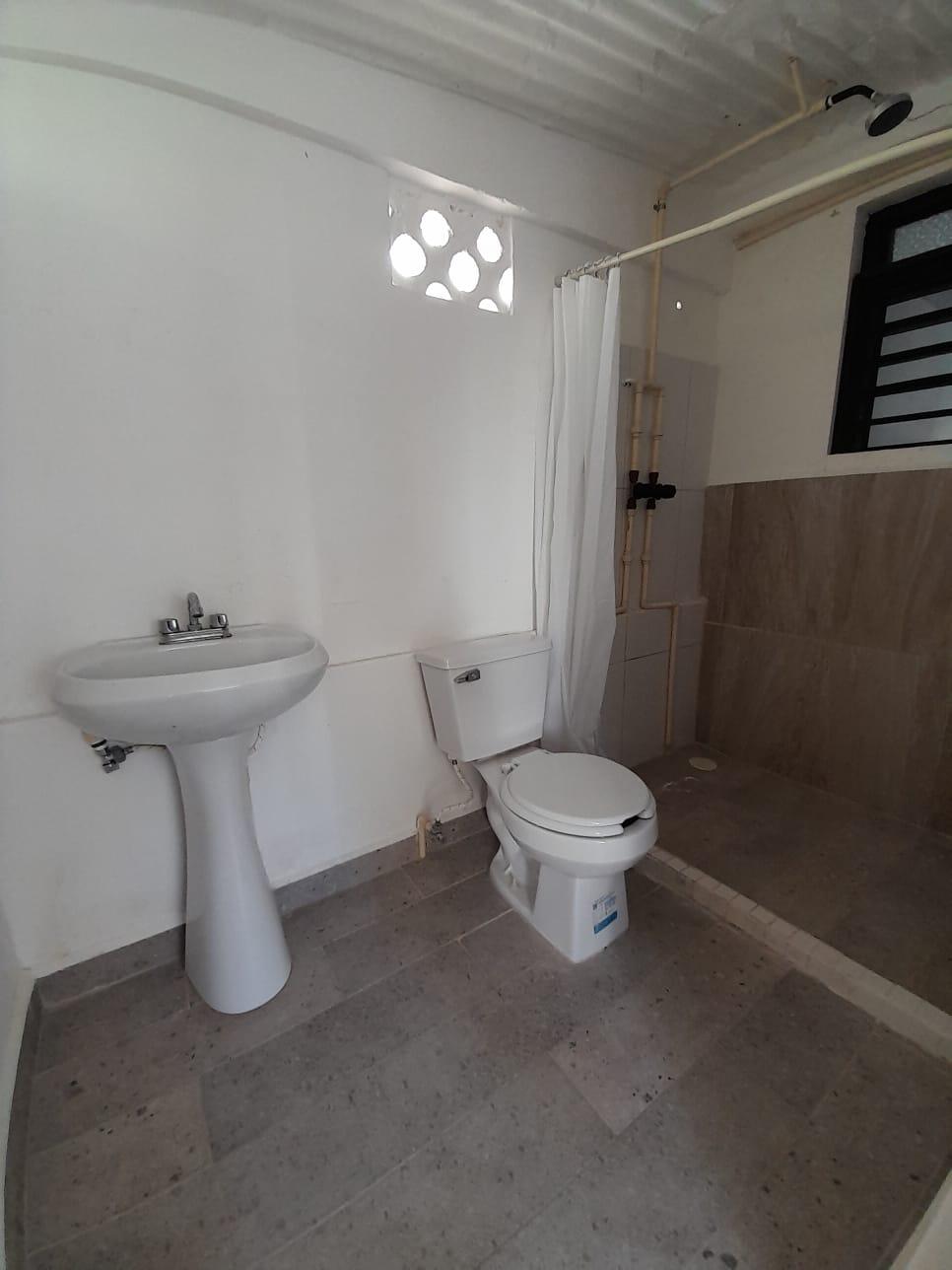 Casa semiamueblada de 2 recámaras a una cuadra de la playa