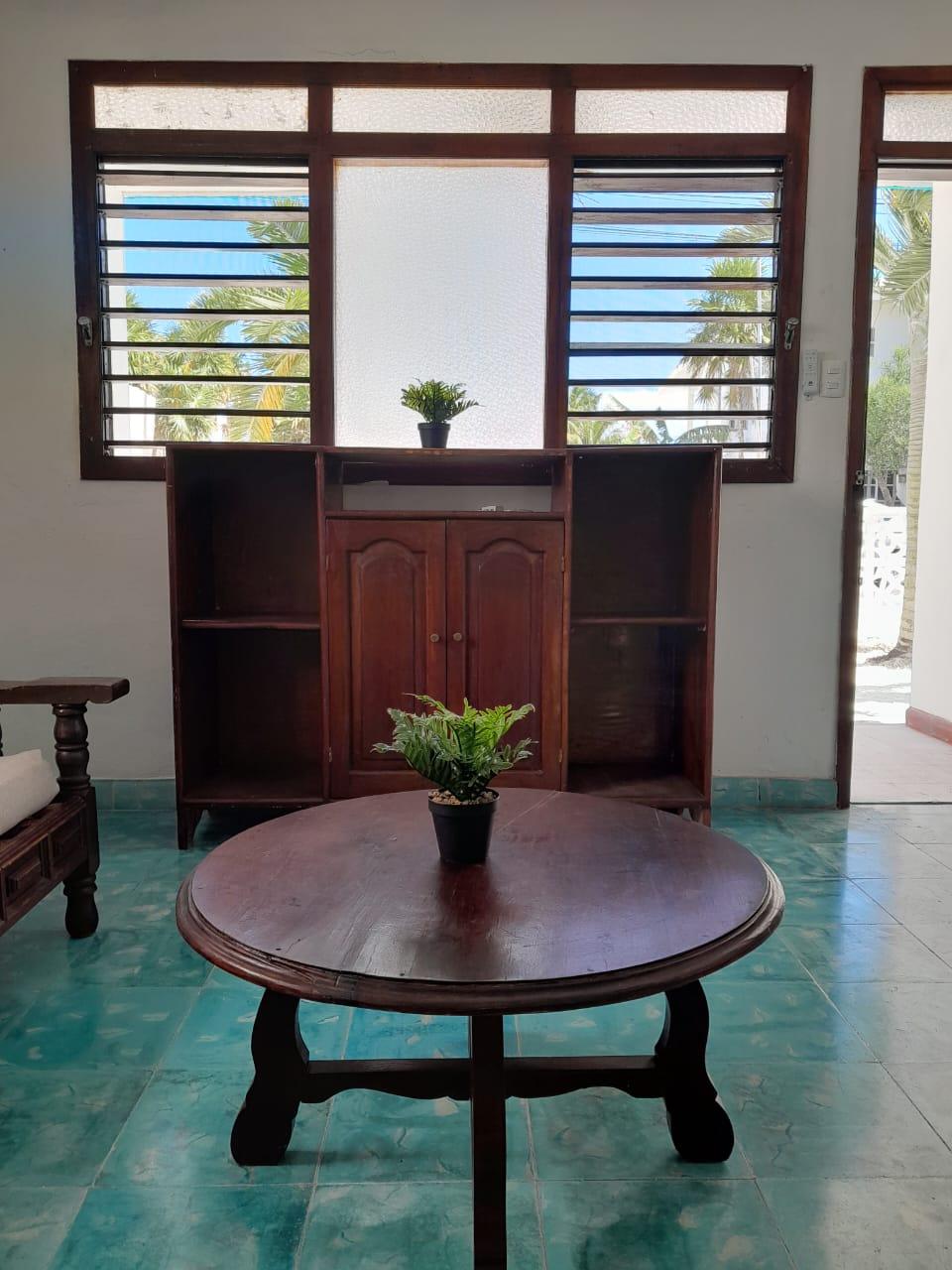 Casa semiamueblada de 2 recámaras a una cuadra de la playa