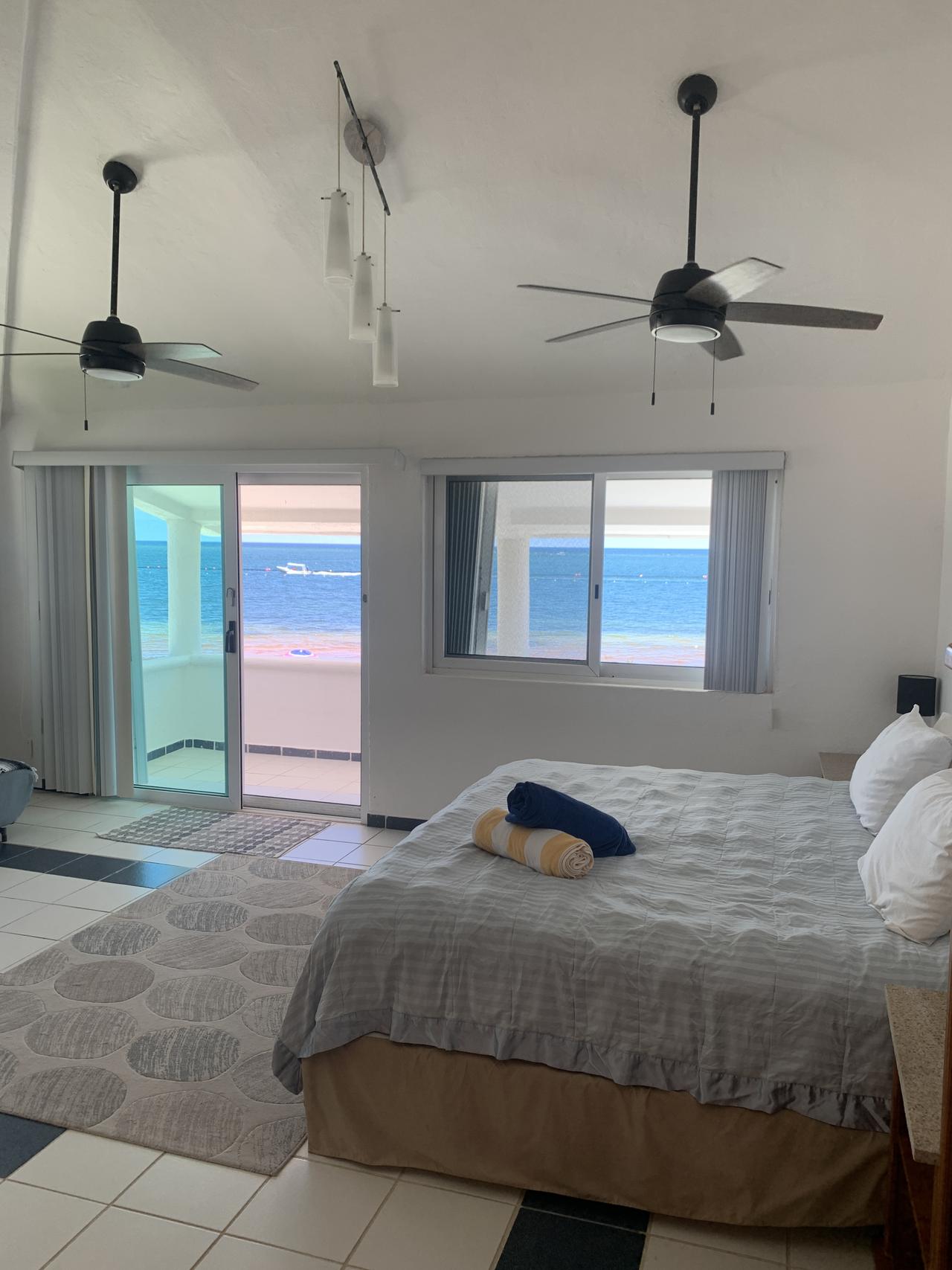 Casa frente al mar con diseño lock-off en Casitas Blancas