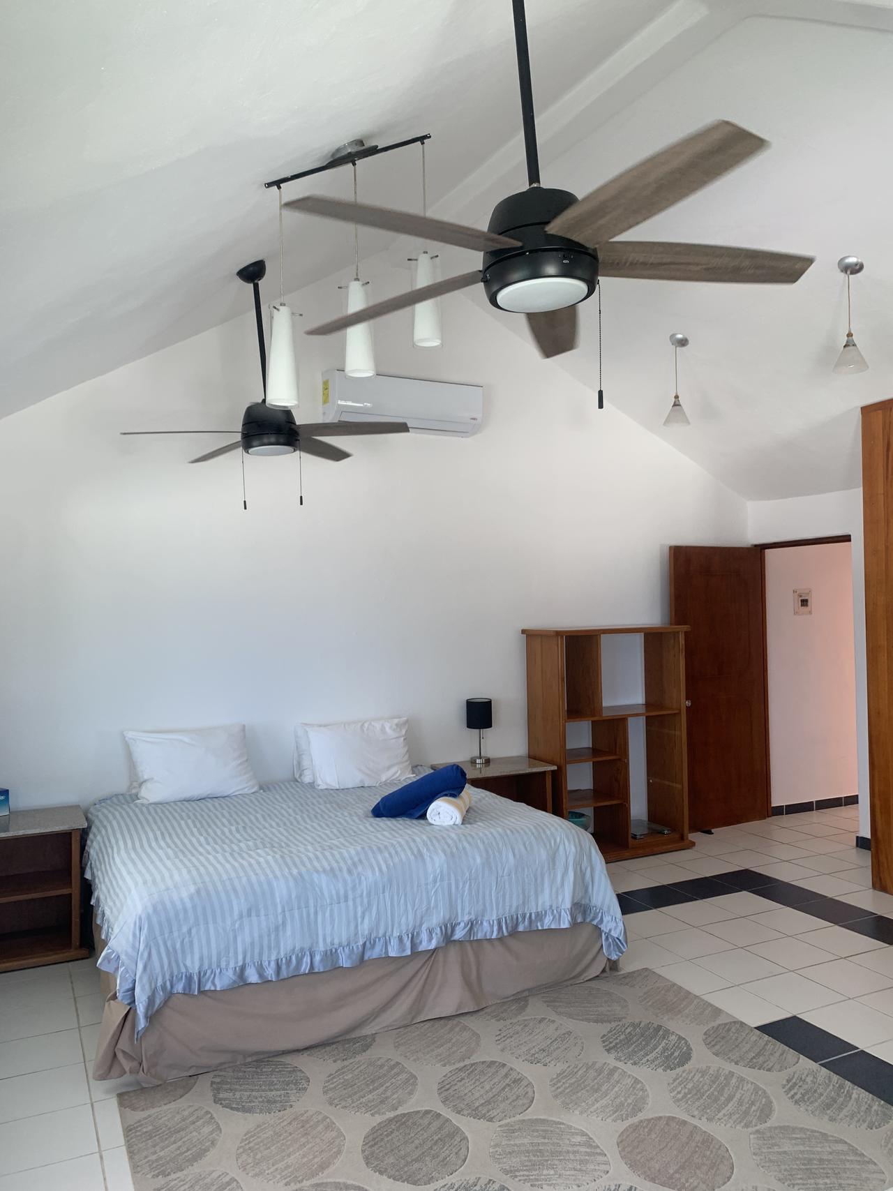 Casa frente al mar con diseño lock-off en Casitas Blancas